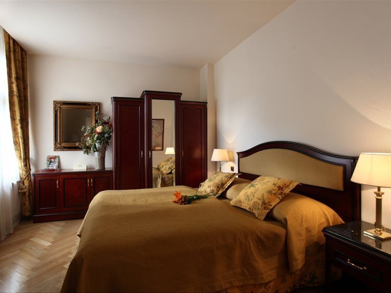 Elysee Hotel Praga Esterno foto